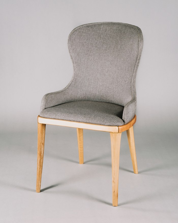 Ahşap ayaklı, gri kumaş kaplı modern sandalye